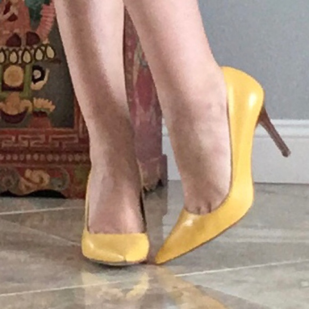Marc Fisher Sexy Pointy Yellow Pumps 3.5” Heels